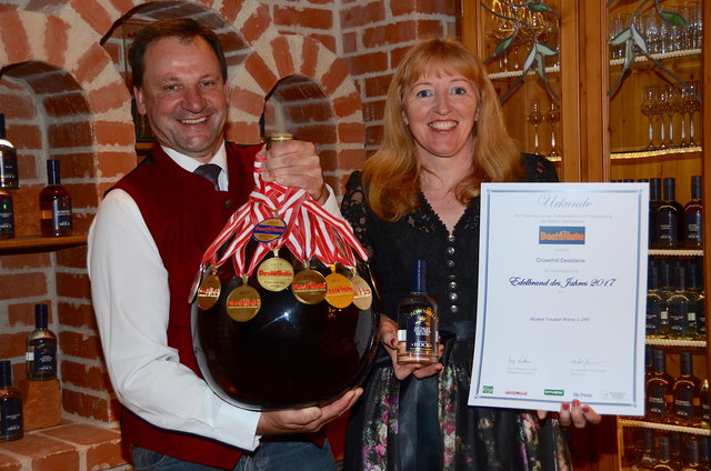 Manfred und Monika Höck freuen sich über zahlreiche Goldmedaillen für ihre "Crownhill" Brände und den Titel "Edelbrand des Jahres" für ihren Muskat-Trauben-Brand. | Foto: hn media/Nageler