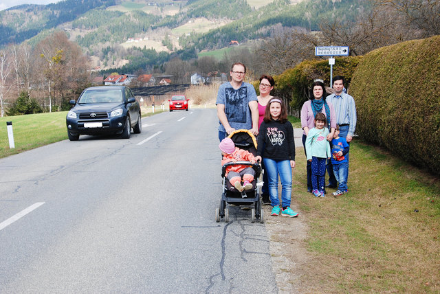Warten schon lange auf einen Gehweg: Helmut Knapp mit Claudia, Lisa und Theresa sowie Beate Netzer mit Christian, Iris und Elias | Foto: KK