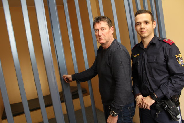 Bezirksinspektor Alfred Reiterer, Sachbereichsleiter für den Fremdendienst in Schärding mit Florian Peter von der Schubstelle.