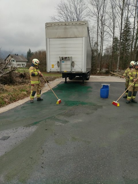 Die Hydraulikflüssigkeit eines Lkw musste im Ortsteil Aschau gebunden und entfernt werden. | Foto: FF Pfandl