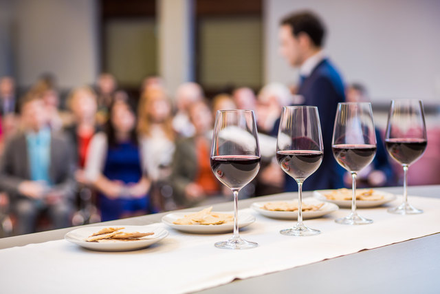 Wie bei den ersten Christen werden Brot und Wein als Symbol gereicht (Foto: JZ)