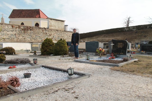 Stadtrat Hans Steinacher an einem der möglichen Plätze für die Gedenkstätte am städtischen Friedhof
