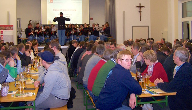 Die Delegierten des OÖBV-Bezirkes Vöcklabruck mit der Bürgerkorpskapelle Regau, die die Vollversammlung umrahmte. | Foto: Strohbach
