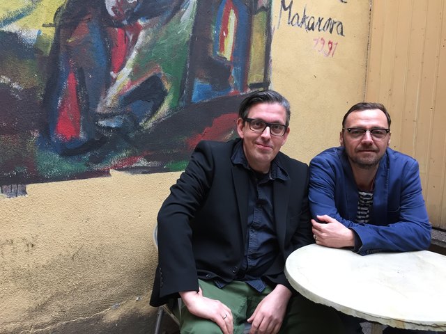 Franz Stanzl (links) und Martin Strecha-Derkics (rechts) beim bz-Interview im Innenhof des Kabarett Niedermair in der Josefstadt.