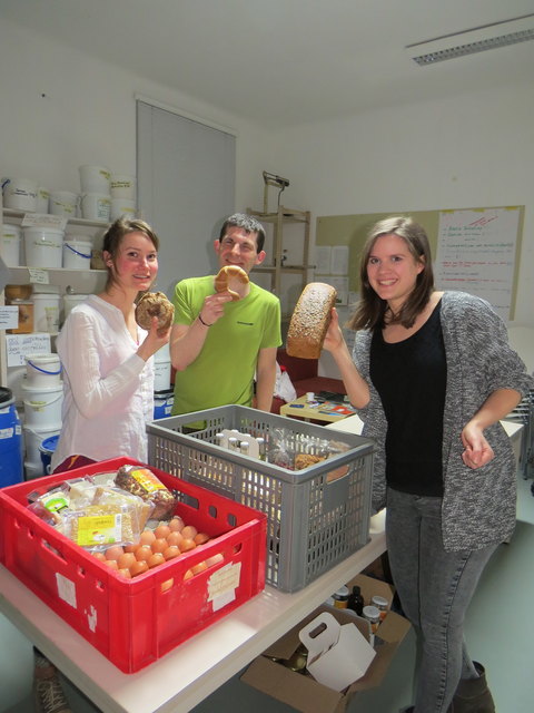 Teresa Kastner, Michi und Chiara schätzen besonders das frische Brot von Bauern aus der Region.