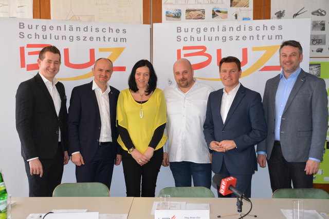 Christian Vlasich, Heinz Josef Zitz und Bürgermeister Erich Trummer mit den verantwortlichen Trainern des BUZ.