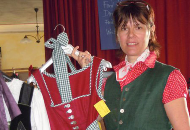 In Schleedorf finden Dirndl neue Besitzer. | Foto: Helga Bergmair