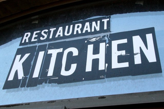 Im "Kitchen" können Sie nicht nur vorzüglich À-la-carte-Essen, der Küchenchef bereitet ihnen auch das von ihnen persönlich Ausgesuchte vom gegenüberliegende Grossmarkt zu