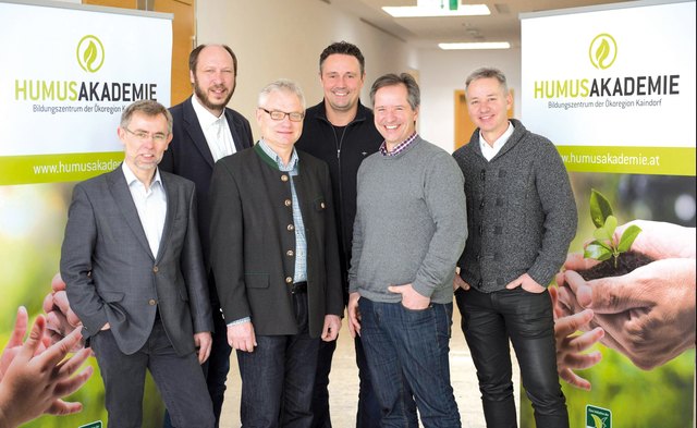 Akademie-Eröffnung im Gemeindezentrum Ebersdorf mit den drei Bürgermeistern der Ökoregion Kaindorf. Von links nach rechts: Bgm. Gerald Maier, Bgm. Thomas Teubl, Bgm. Hermann Grassl, Thomas Karner, Gerald Dunst, Rainer Dunst.