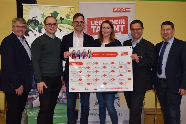 Mit dem neuen Infoboard: Walter Raab, Stefan Mair, Michael Pecherstorfer, Karin Haslehner, Hans Moser und Josef Lumetsberger. | Foto: WKO