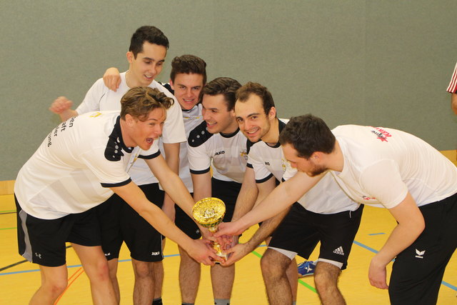Der Maturajahrgang der HAK Deutschlandsberg holte sich den vom HAK-Elternverein gesponserten Pokal. | Foto: BHAK DL