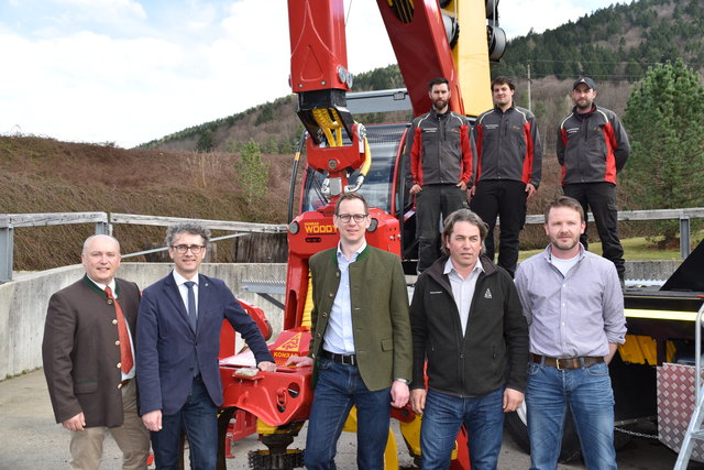 Übergabe in Ossiach: Johann Zöscher, Peter Mayer, Markus Konrad, Franz Bojer und Marko Kumer (vorne von links) | Foto: Friessnegg