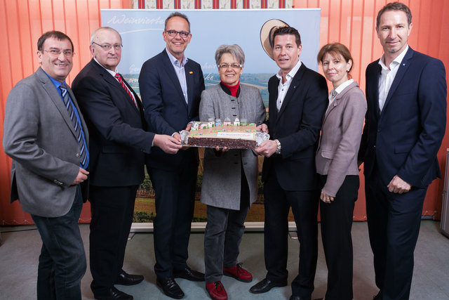 Vizebürgermeister Herbert Bauer (Gemeinde Poysdorf), Bürgermeister Johann Gartner (Aufsichtsratsvorsitzender-Stellvertreter der Weinviertel Tourismus GmbH), DI Hannes Weitschacher (Geschäftsführer der Weinviertel Tourismus GmbH), Tourismuslandesrätin Dr.in Petra Bohuslav, LAbg. Mag. Kurt Hackl (Aufsichtsratsvorsitzender der Weinviertel Tourismus GmbH), Bezirkshauptfrau Mag. Verena Sonnleitner, Mag. Stefan Bauer (Niederösterreich-Werbung GmbH) | Foto: fotoEXPOSE / Matias Damjanovic