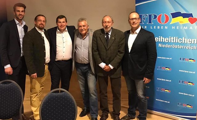 Betroffenheit über Terroropfer: (v.l.n.r.) LAbg. Udo Landbauer (BezPO FPÖ Wiener Neustadt), BezPO Stv. GR Walter Gall (Ortsparteiobmann FPÖ Theresienfeld), Bezirksparteiobmann LKR GGR Peter Schmiedlechner, BezPO Stv. GR Heinz Fiala, BezPO Stv. GGR HR Dr. Arthur Seltmann (Ortsparteiobmann FPÖ Eggendorf) und gf. Landesparteiobmann NAbg. Ing. Christian Höbart;