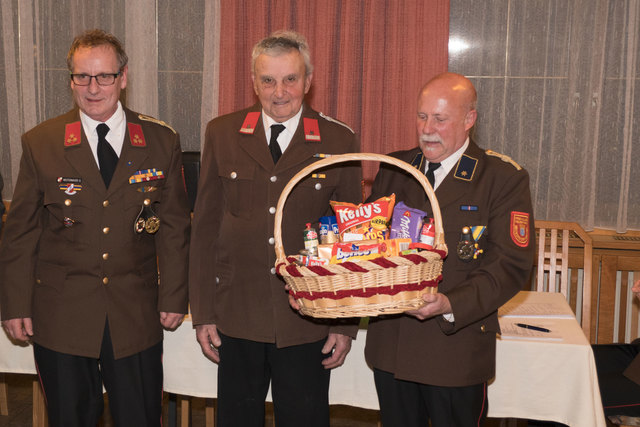 Geschenkskorbübergabe an Leopold Nagl für seine 70-jährige Tätigkeit in der Feuerwehr. | Foto: privat
