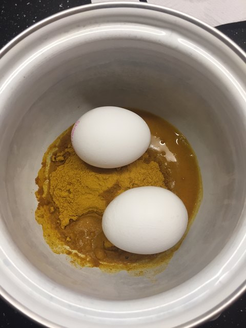 Eier färben mit Kurkuma-Pulver.