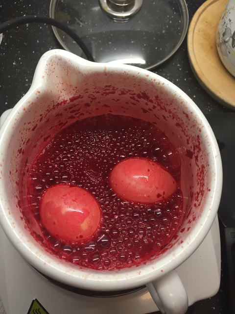 Eier färben mit Rote-Beete-Saft.