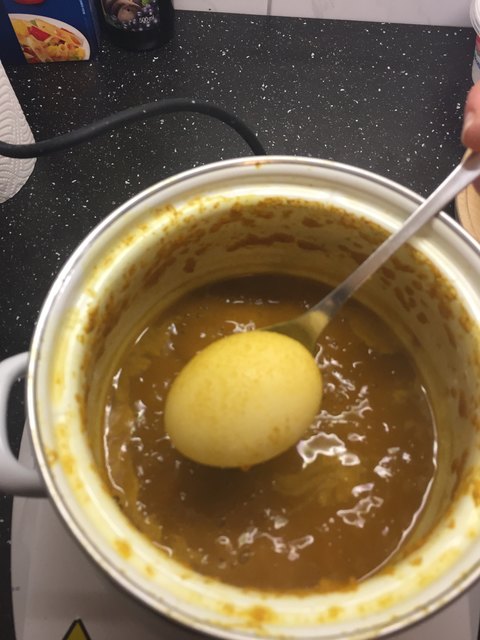 Eier färben mit Kurkuma-Pulver.