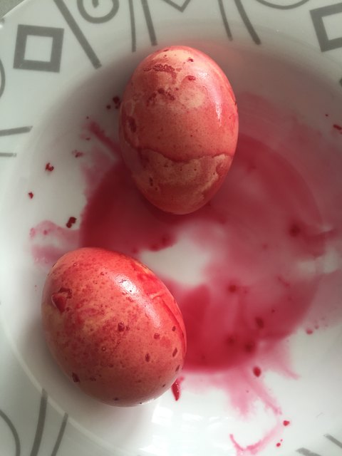 Eier färben mit Rote-Beete-Saft - das Ergebnis.