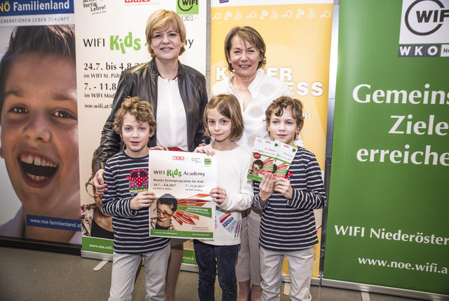 Familienlandesrätin Barbara Schwarz und WKNÖ-Präsidentin Sonja Zwazl freuen sich mit Alexander, Susanna und Maximilian auf die Ferien in Niederösterreich.