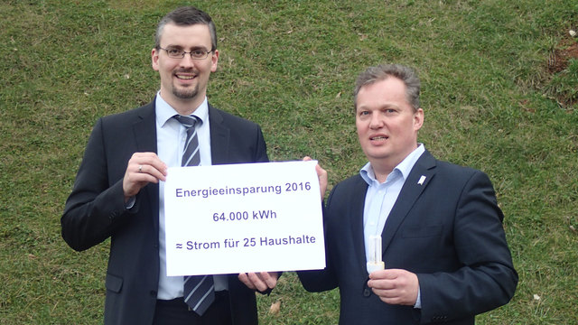 Energieeffizienzstadtrat Roland Honeder und Umweltgemeinderat Leopold Spitzbart freuen sich über die eingesparte Energie. | Foto: privat