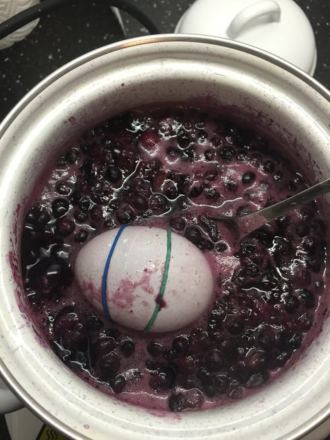 Eier färben mit tiefgekühlten Heidelbeeren.