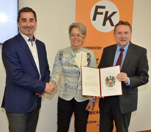 LR Bohuslav überreicht den beiden Kickinger-Geschäftsführer Harald Schrittwieser (links) und Werner Bathelt (rechts) das Staatswappen | Foto: Vogd