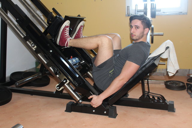 Im Keller hat Leon Stiff mit seinem Vater und Bruder ein eigenes Fitness-Studio zu Verfügung. Jeden Tag um 17 Uhr wird trainiert