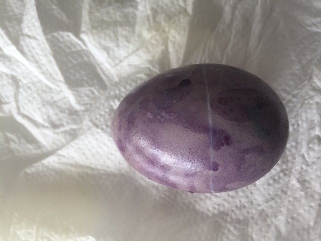 Eier färben mit tiefgekühlten Heidelbeeren - das Ergebnis.