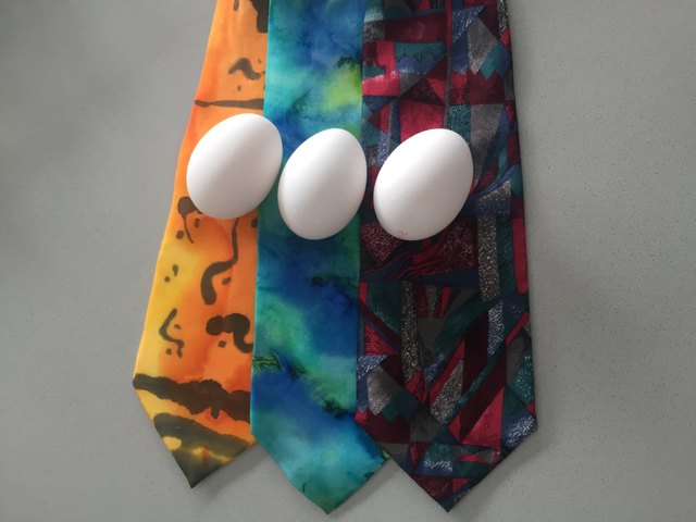 Eier färben mit Seiden-Krawatten.