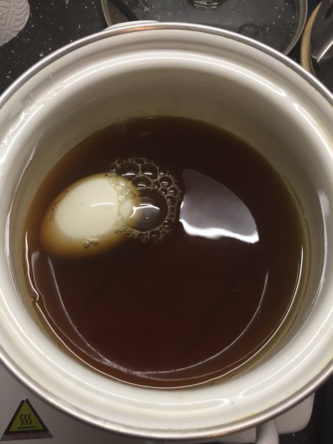 Eier färben mit Grünem Tee.