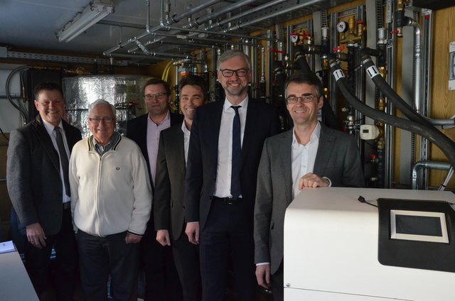 M-TEC in Arnreit setzt auf energieeffiziente Lösungen: Bürgermeister Heinz Kobler, Karl Mittermayr, LAbg. Georg Ecker, Klemens Mittermayr, Landesrat Michael Strugl und Dominik Mittermayr, v. l.. | Foto: Foto: Scheiblberger