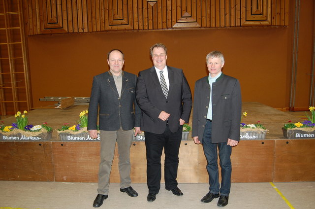 Lars Thomsen (Mitte) mit Richard Niederreiter (l.) und Martin Emeder vom Verein "Energievision Attergau Mondseeland". | Foto: Energievision Attergau Mondseeland