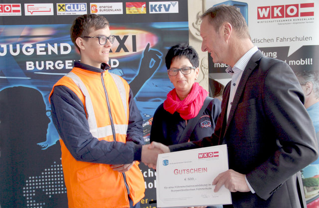 Sicherheitsreferent Landeshauptmann-Stellvertreter Johann Tschürtz überreicht Daniel Fischer aus Stöttera einen Führerscheingutschein im Wert von 500,-- Euro | Foto: BLMS