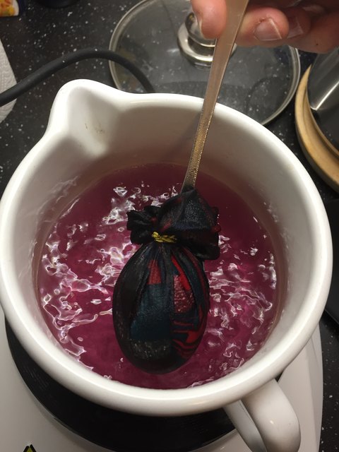 Eier färben mit Seiden-Krawatten.