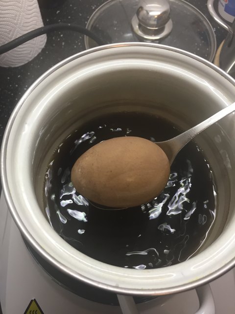 Eier färben mit Grünem Tee. Die erzielte Farbe ist ein natürlich erdiger Grünton, fast braun.