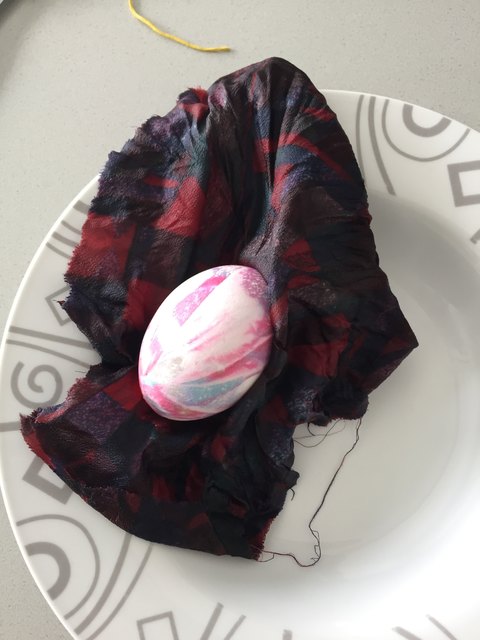 Eier färben mit Seiden-Krawatten.