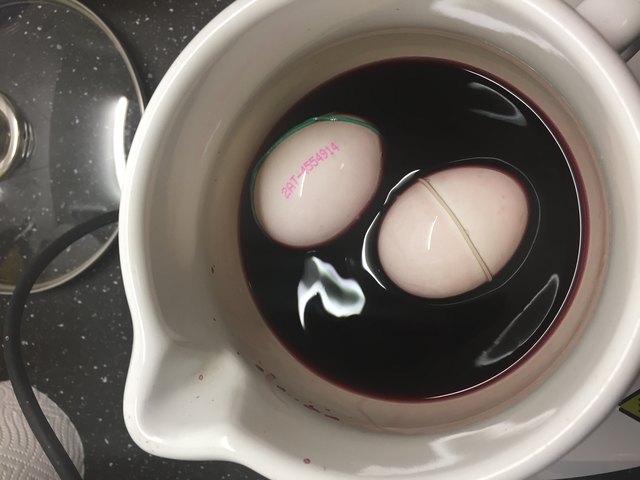 Eier färben mit Rotwein.