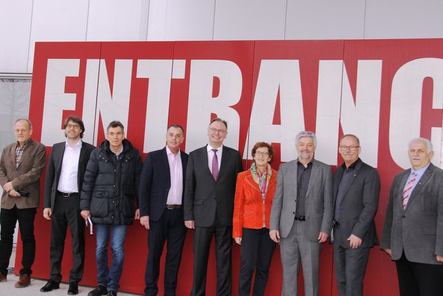 Besuch bei Burg Design, die Geschäftsführer Friedrich Obermann (3. v. re.) und Dieter Ahamer (2. v. li.) führten Bürgermeister Gerald Hackl (2. v. re.) und die Gäste durch das Unternehmen. | Foto: SPÖ