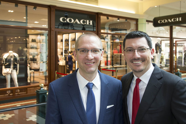 Der bisherige Center Manager Petr Proy (rechts) und sein Nachfolger vor dem neu eröffneten Shop Coach. | Foto: Designer Outlet Center