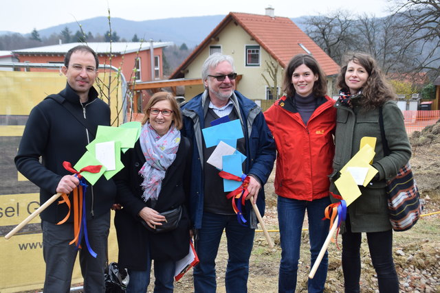 Beim Spatenstich Ende März: Peter Nageler (Architekturbüro nonconform), Johanna Leutgöb, Projektkoordinator Andreas Szerencsics, Anita Scharl und Marlies Wernhart (Architekturbüro nonconform).