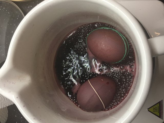 Eier färben mit Rotwein.
