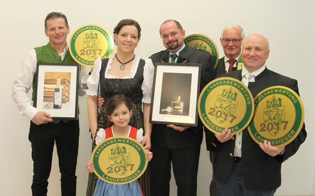 Die siegreichen Produzenten des Bezirkes Hartberg-Fürstenfeld Anton Holzer, Josef Singer, Daniela und Markus Gruber mit Töchterchen Magdalena und Franz Kober. | Foto: Roman Musch