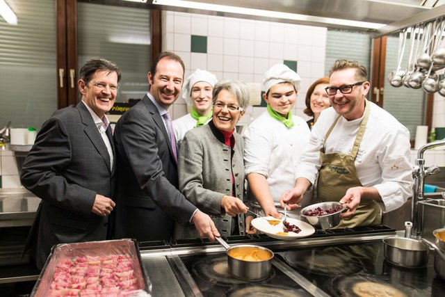 Christoph Madl, Mario Pulker, Petra Bohuslav, Harald Pollak (alle vorne), Direktorin Birgit Wagner und SchülerInnen der HLT Retz. | Foto: Michaelholzweber.com
