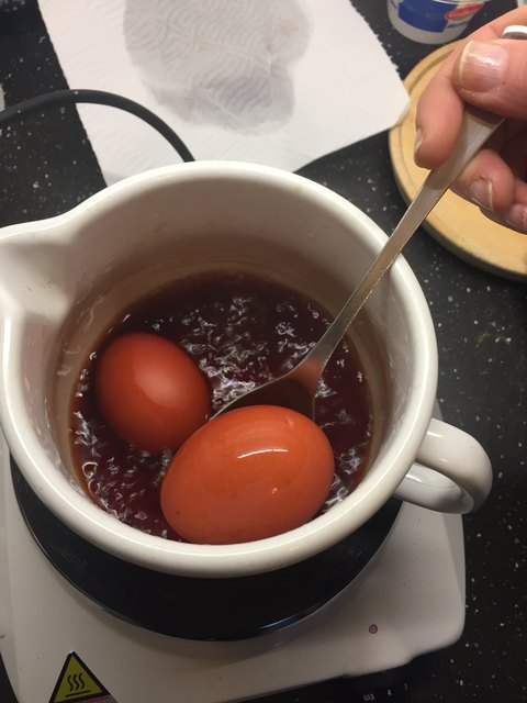 Eier färben mit Zwiebelschalen - das Ergebnis.