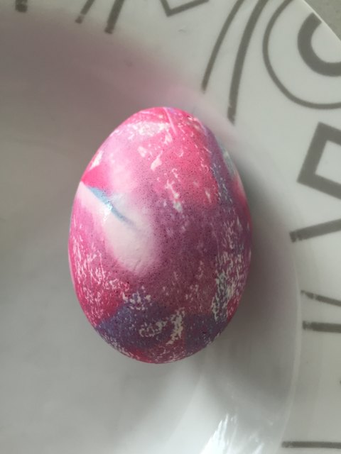 Eier färben mit Seiden-Krawatten - das Ergebnis.