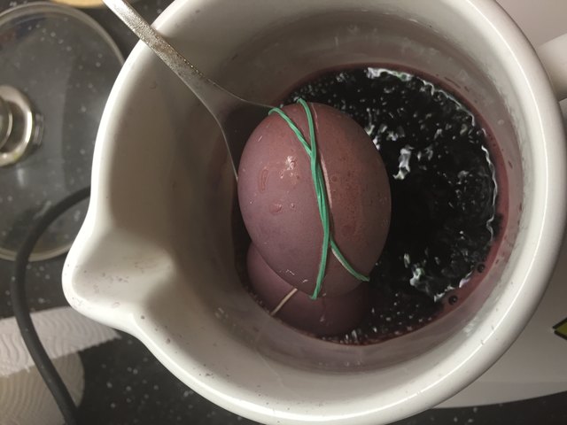 Eier färben mit Rotwein - das Ergebnis.