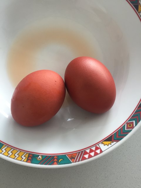 Eier färben mit Zwiebelschalen - das Ergebnis.