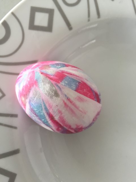 Eier färben mit Seiden-Krawatten - das Ergebnis.