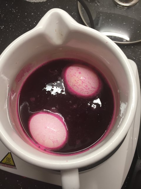 Eier färben mit Rote-Beete-Saft.